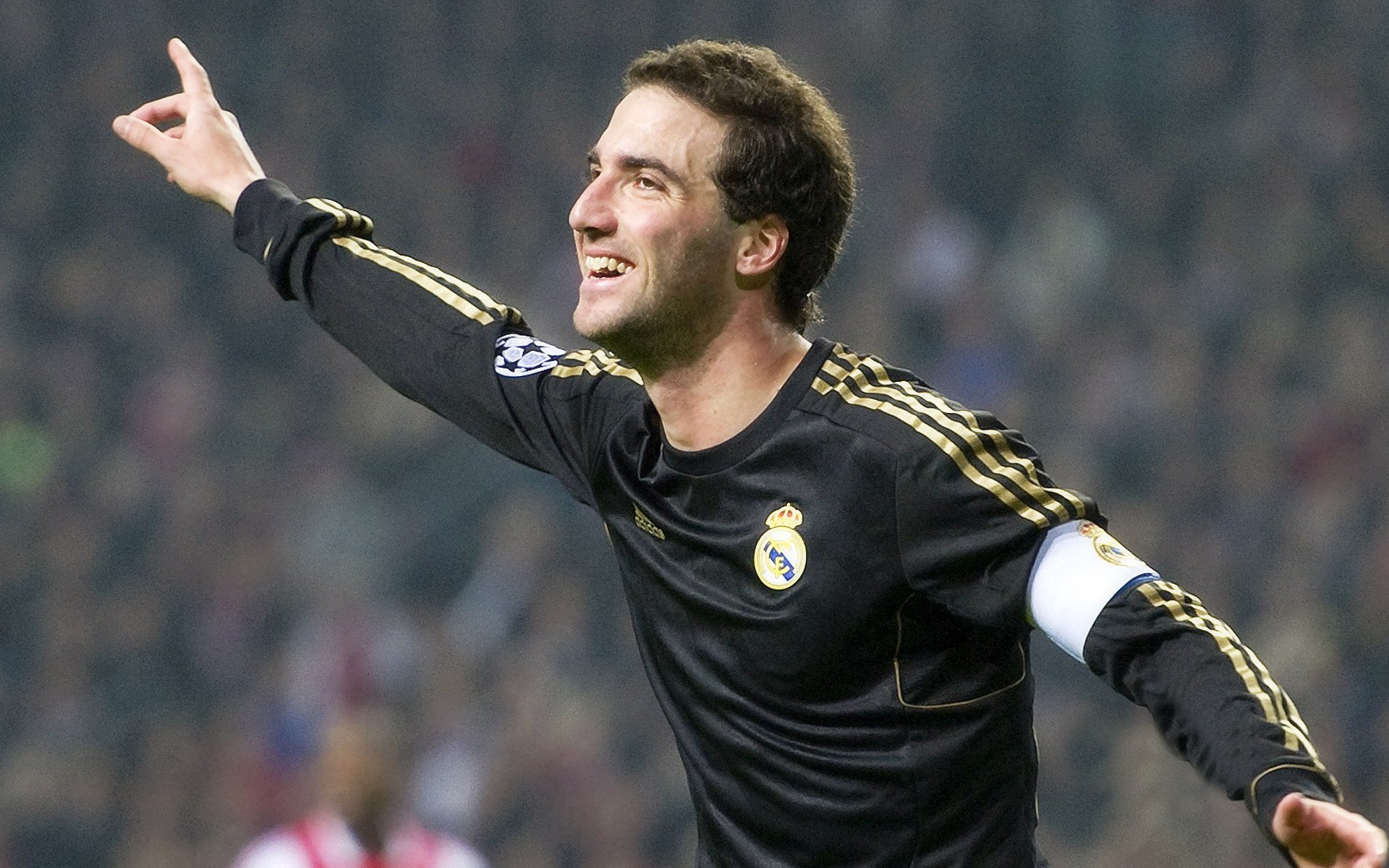 城市夜跑活动吸引大量市民参与,健康氛围蔓延,夜跑人群